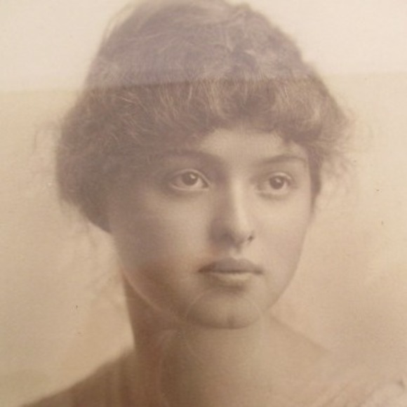 Meet your Posher, Sarah - Picture 1 of 1